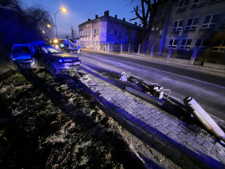 Na podwójnym gazie wjechał w latarnię [ZDJĘCIA]
