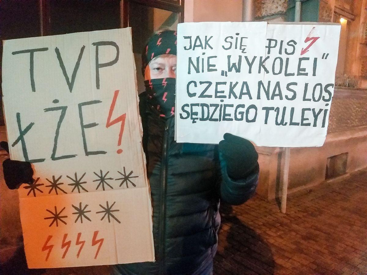 Rebeliantki pod siedzibą PiS [ZDJĘCIA]
