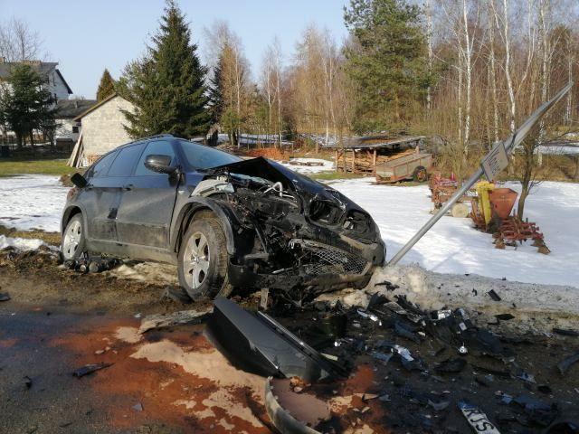Czołowe zderzenie bmw i peugeota. 2 osoby poszkodowane [ZDJĘCIA]