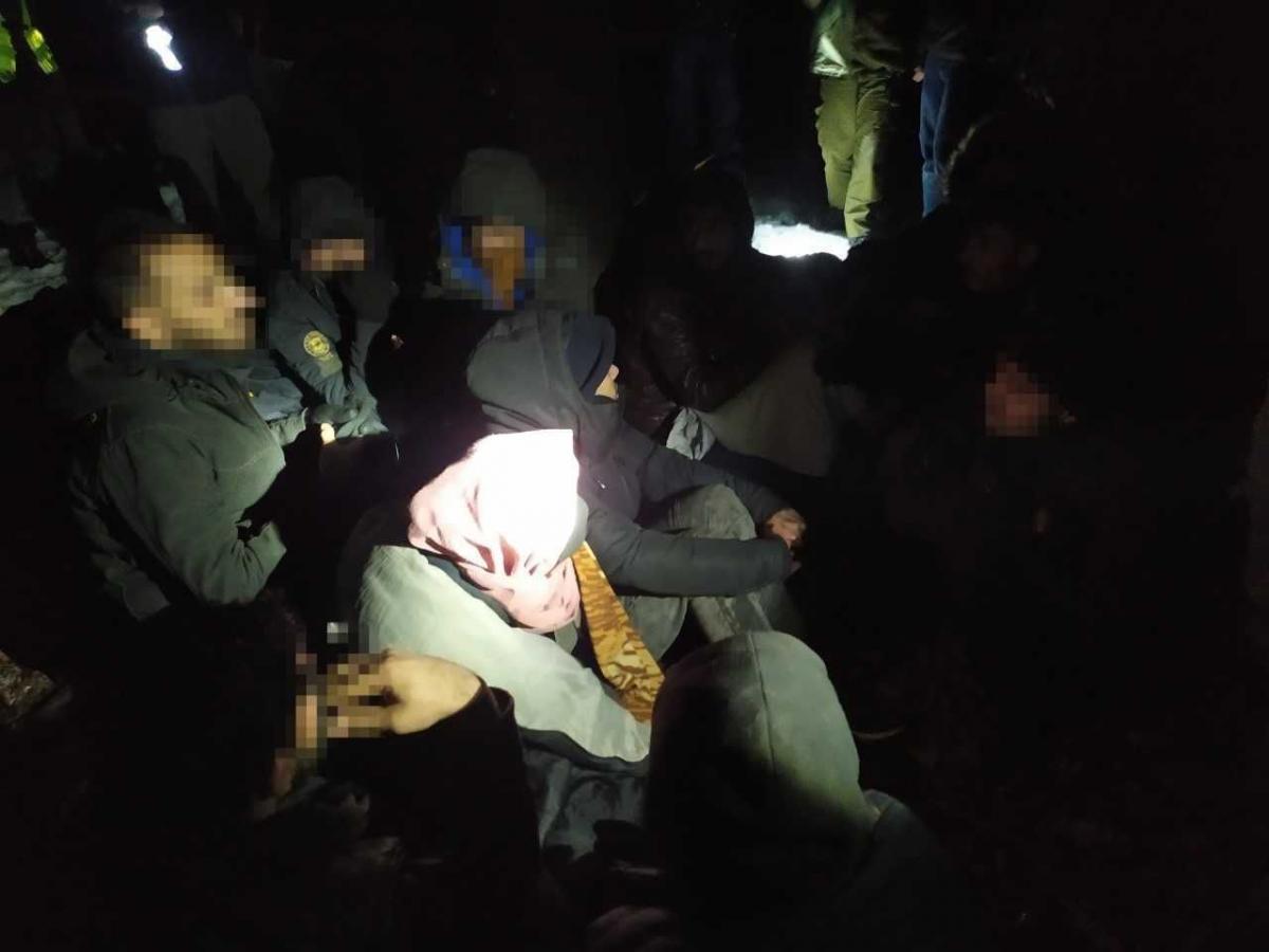 15-osobowa grupa Syryjczyków ukryta w tirze [ZDJĘCIA]