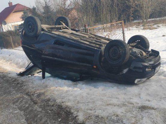 Straciła panowanie nad samochodem i dachowała