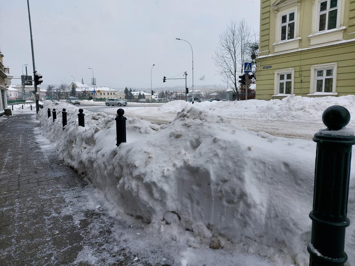 Jedni odśnieżają, inni zasypują przy wywózce