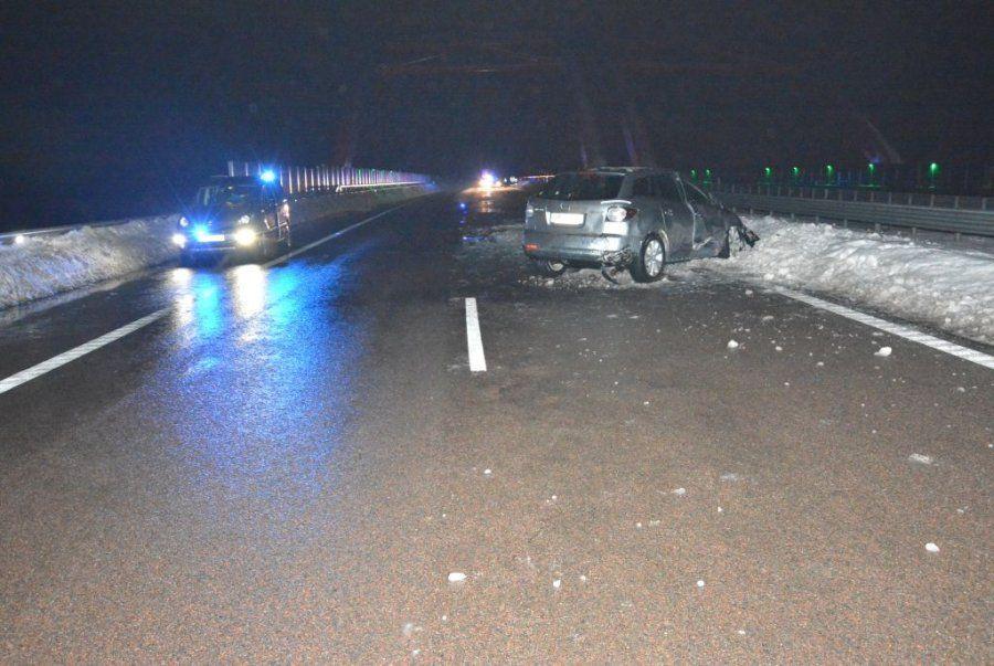 Wpadł w poślizg i uderzył w bariery energochłonne na autostradzie A4