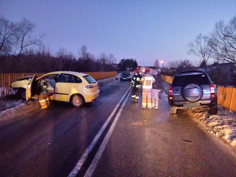Kierująca seatem doprowadziła do czołowego zderzenia z suzuki