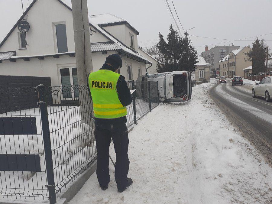 Staranował ogrodzenie i uderzył w dom. Miał niemal 2 promile
