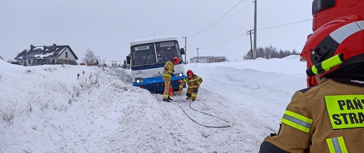 Autobus utknął w śniegu, strażacy ewakuowali pasażerów [ZDJĘCIA]
