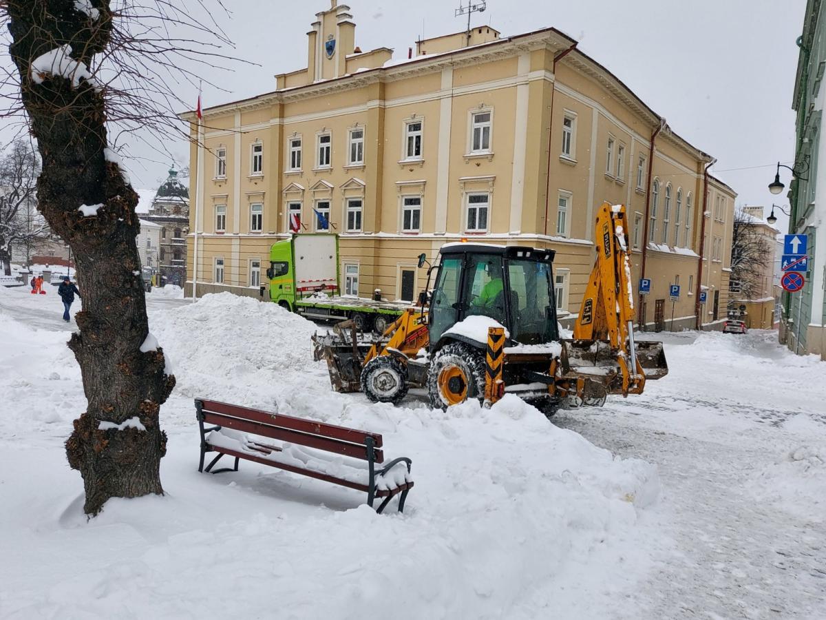 Przemyskie służby miejskie dwoiły się dziś i troiły [ZDJĘCIA]