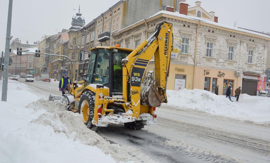 Urzędnicy przemyskiego magistratu i PWiK ruszyli do odśnieżania miasta [ZDJĘCIA]