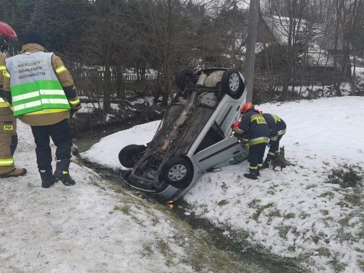 Wypadła z drogi i dachowała. W wypadku ucierpiały dwie osoby