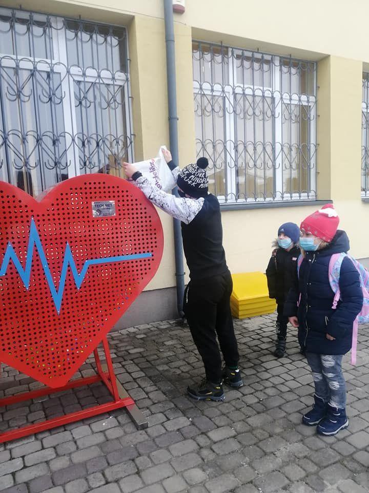 Szkoła w Łowcach również zbiera nakrętki [ZDJĘCIA]