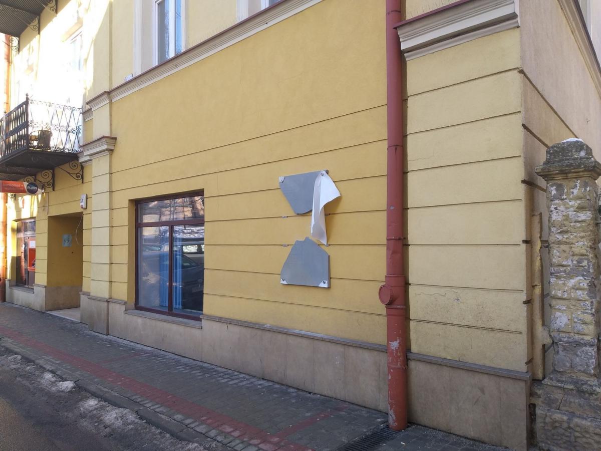 Nieznani sprawcy roztrzaskali tablicę na kamienicy Rynek 26 [ZDJĘCIA]