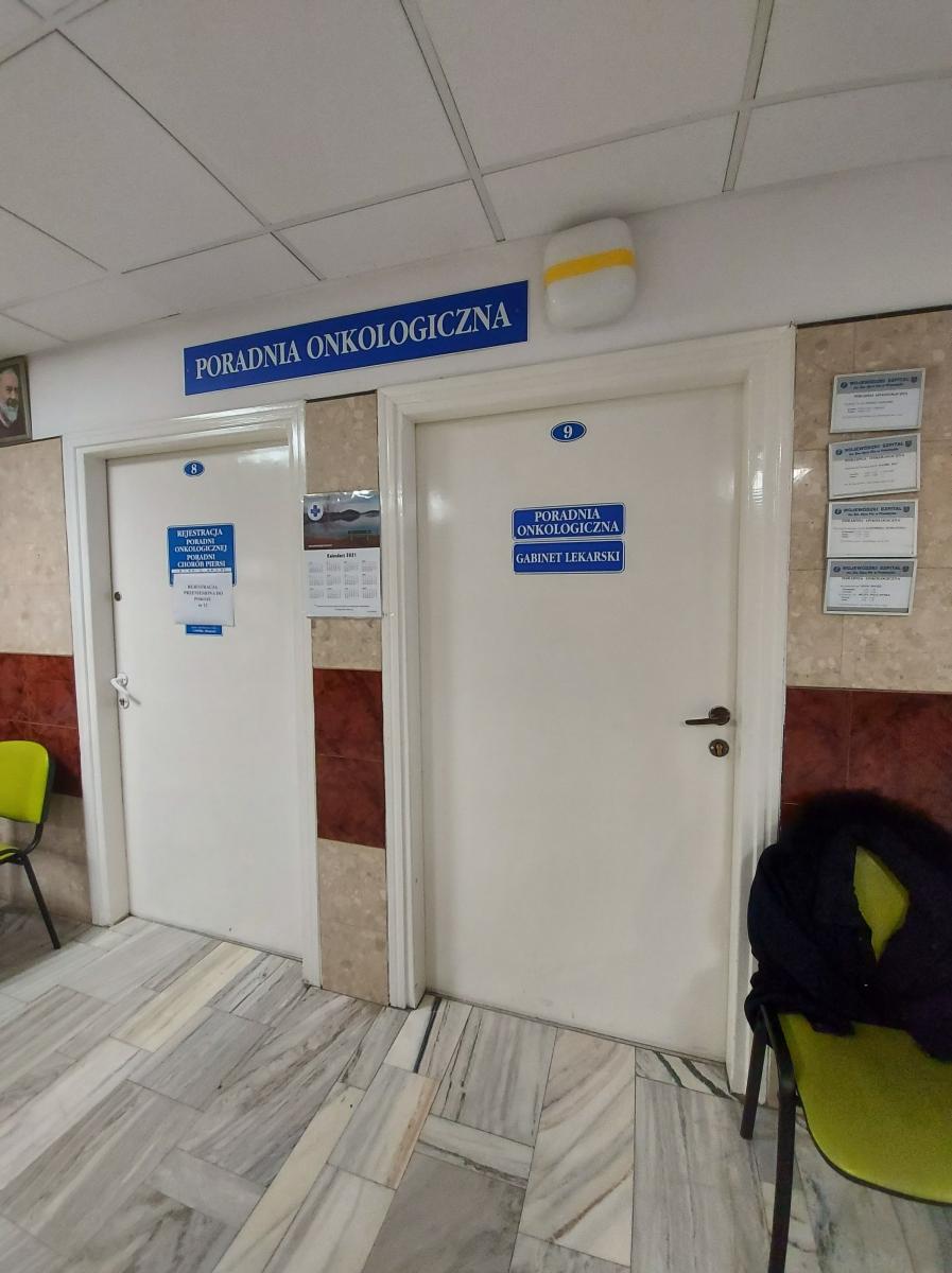 Czytelnik: „Tłum ludzi w korytarzu i brak dystansu”. „Specyfika pracy poradni onkologicznej różni się od pozostałych” – wyjaśnia szpital
