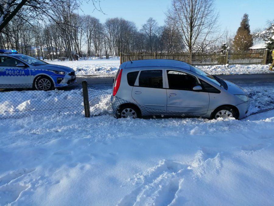 Straciła panowanie nad autem i potrąciła idącą poboczem 72-letnią pieszą 