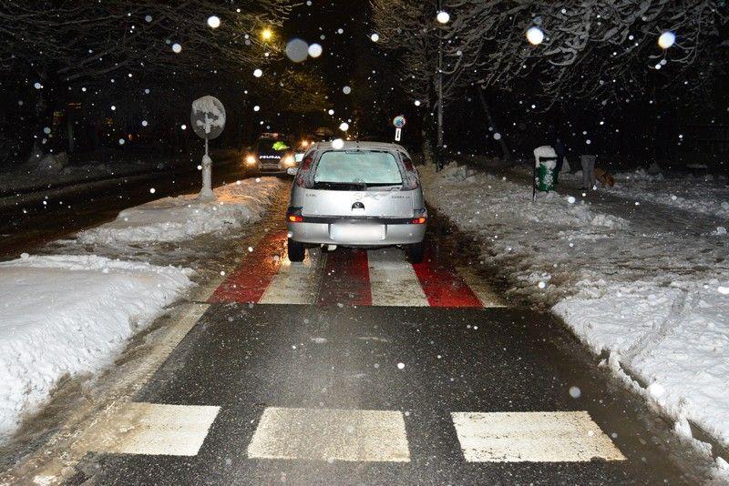 87-letni kierujący na przejściu potrącił kobietę. Była pijana