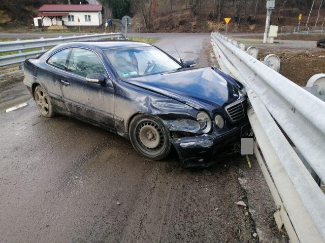 Uderzył w bariery ochronne mostu. Był pijany