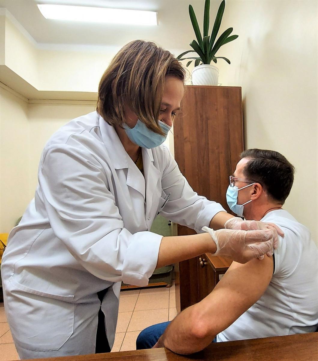 W przemyskim szpitalu szczepienia seniorów bez opóźnień, medyków – spowolniły 