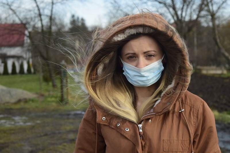 – Położna zakopała się w błocie, jadąc do mojego miesięcznego dziecka! Ta doga to grzęzawsko – skarży się pani Klaudia
