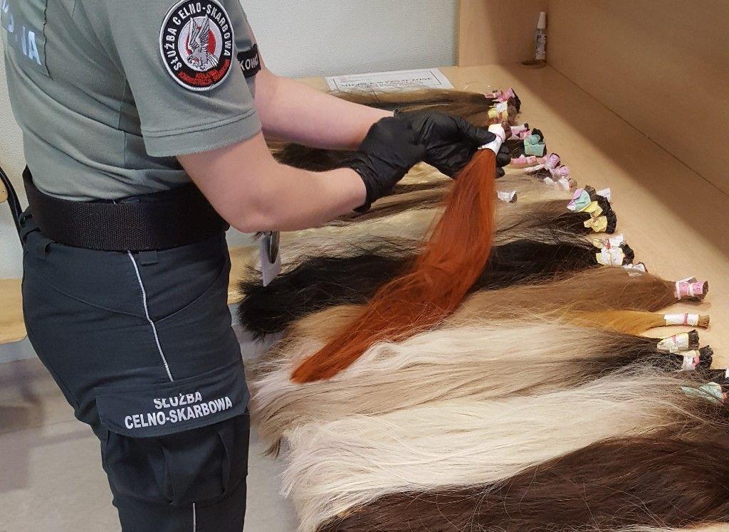 Kierowca busa przyłapany na przemycie ludzkich włosów. Prawie 5 kilogramów