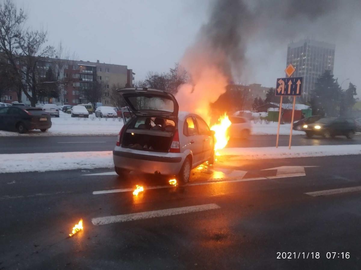 Żołnierz terytorialsów gasił płonący pojazd