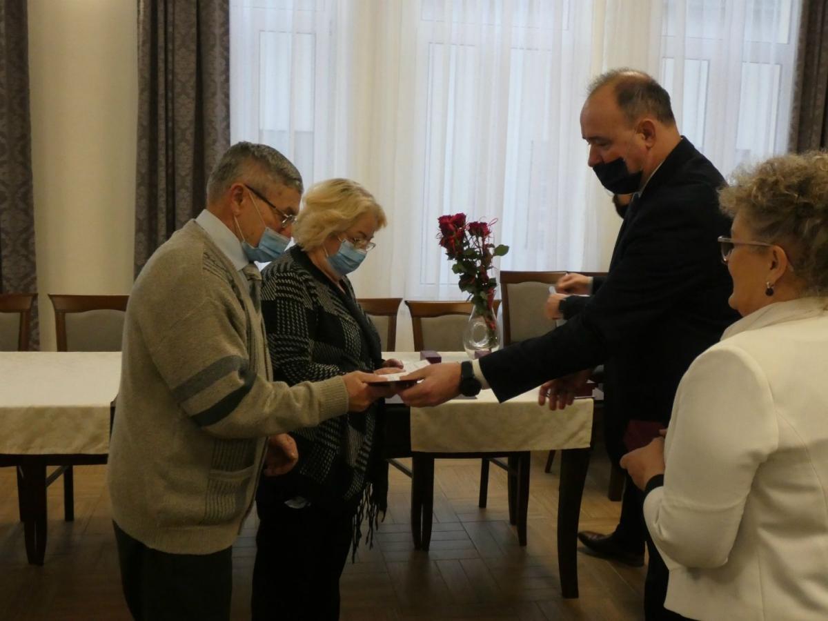 Piękne świadectwo miłości. Wysyp małżeńskich jubileuszy. Świętowało aż 39 par [ZDJĘCIA]