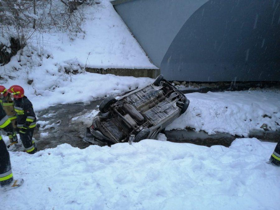 Straciła panowanie nad matizem. Pojazd spadł z mostu do rzeki [ZDJĘCIA]