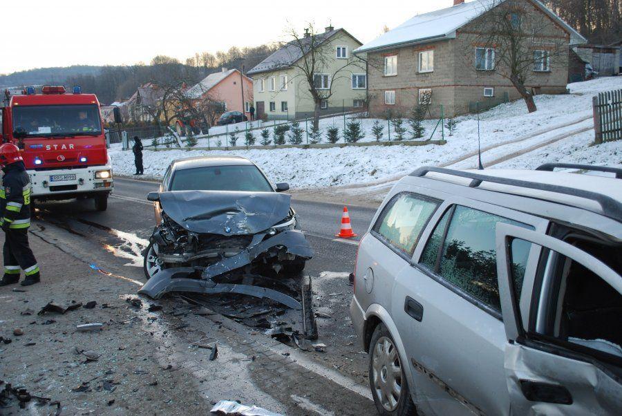 Kierująca straciła panowanie nad oplem i doprowadziła do zderzenia z bmw [ZDJĘCIA]