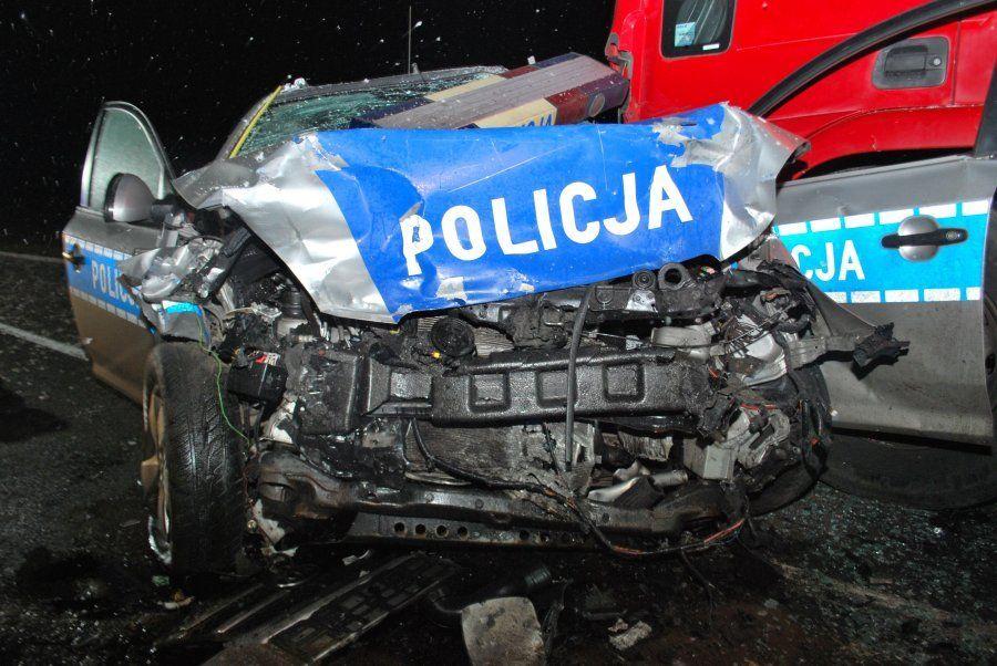 Nocny pościg. Rozpędzony vw uderzył w blokujący mu drogę radiowóz. Zginął kierowca