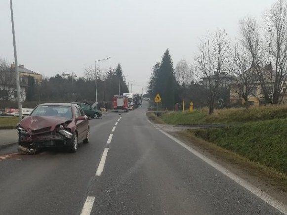 Zahamował, bo na chodniku leżała kobieta. Doszło do wypadku