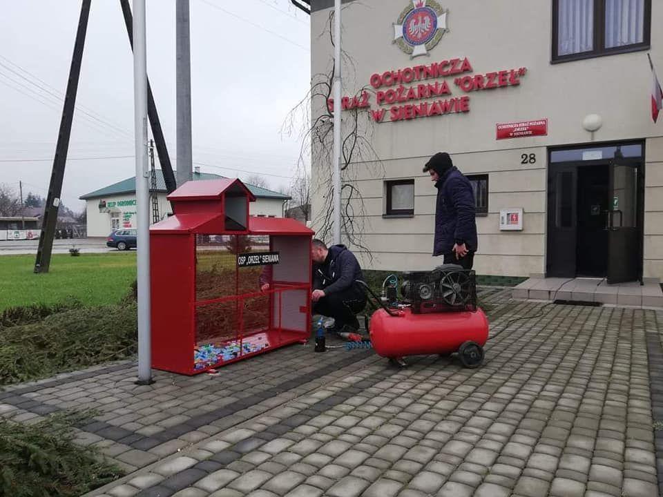Strażacy z Sieniawy własnoręcznie zbudowali domek na nakrętki [ZDJĘCIA]