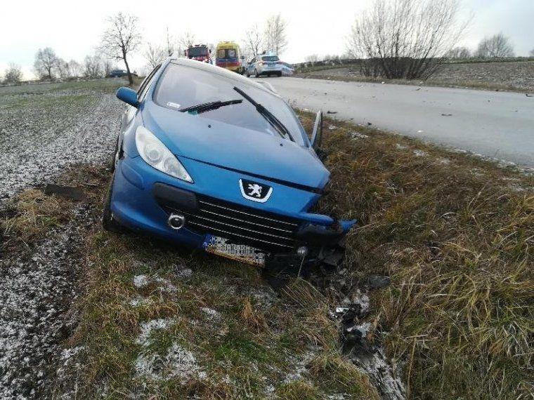 Po czołowym zderzeniu pojazdów do szpitala trafił 4-letni chłopiec [ZDJĘCIA]