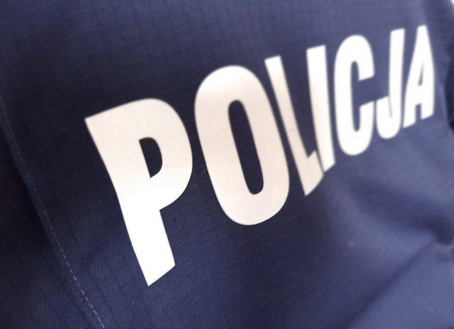 Włamał się do sklepu, a potem zasnął na ulicy ze zrabowanymi rzeczami