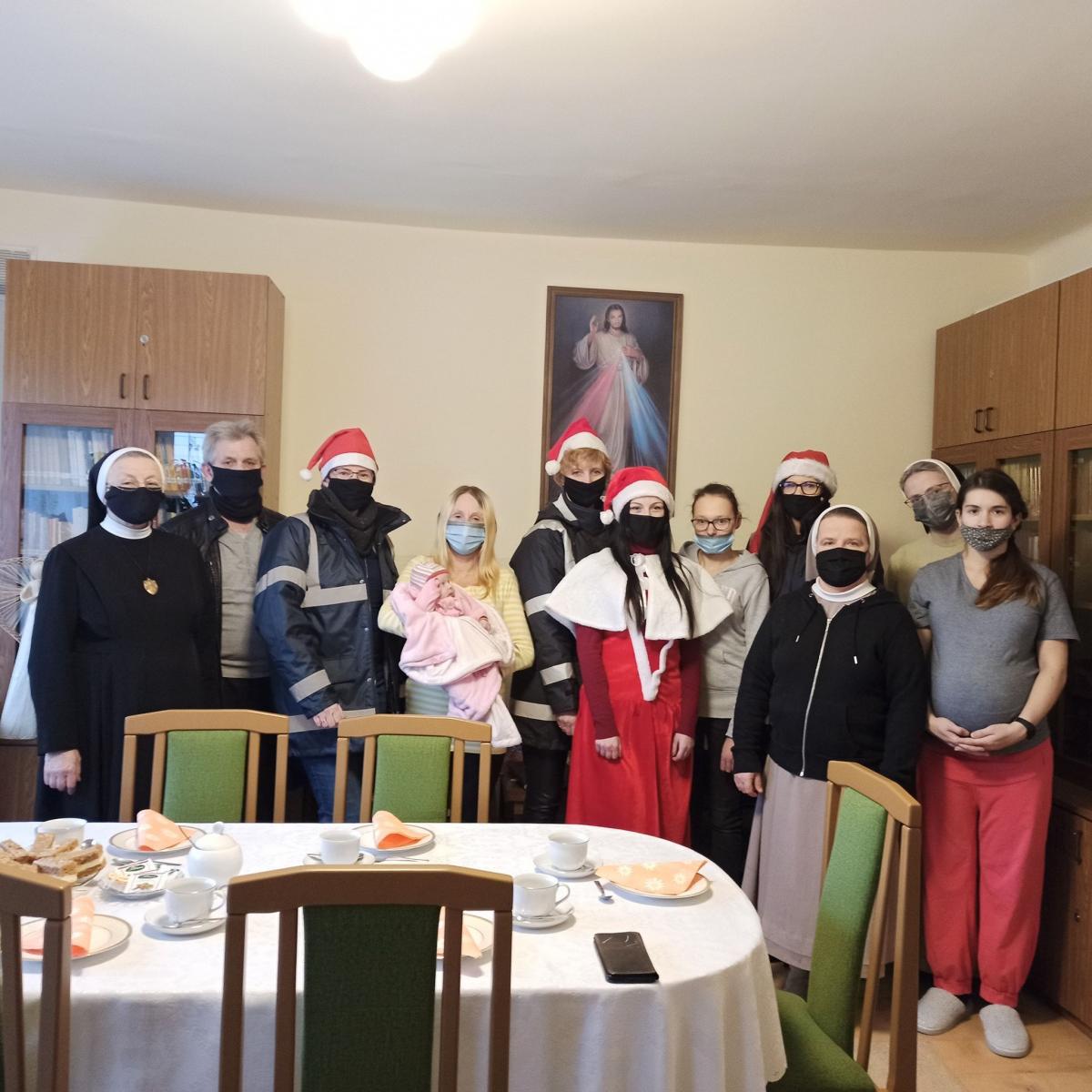 Paczki świąteczne dla Domu Matki i Dziecka od „Wód Polskich”