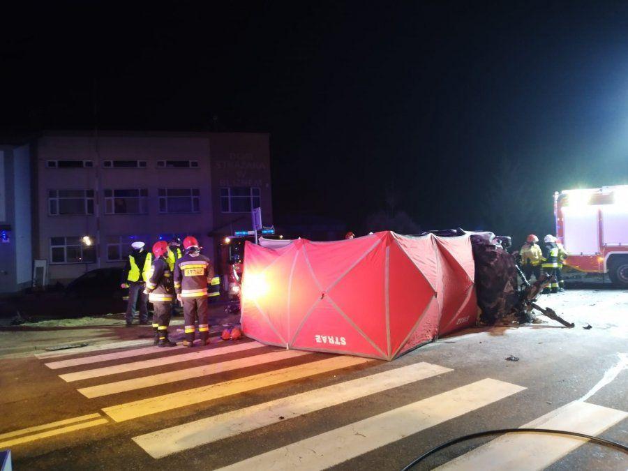 Tragiczny poranny wypadek. Zginęły dwie osoby [ZDJĘCIA]