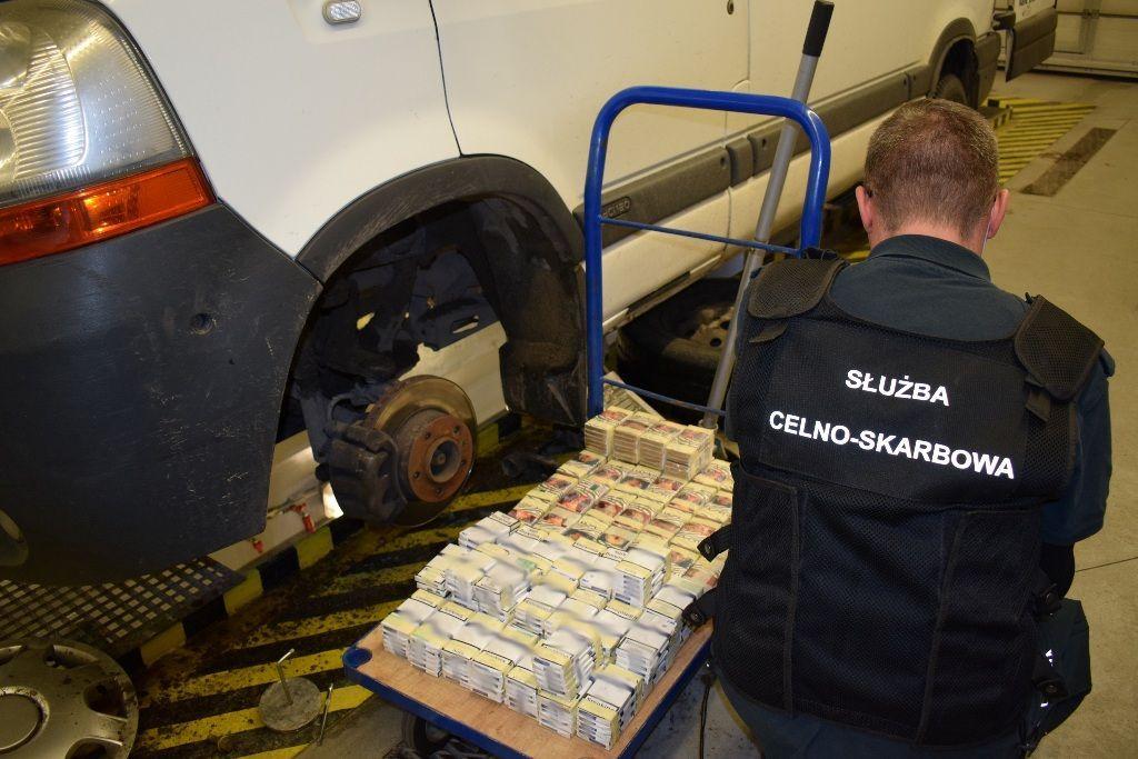 Nielegalny towar ukryty w skrytkach busa jadącego z Ukrainy do Polski