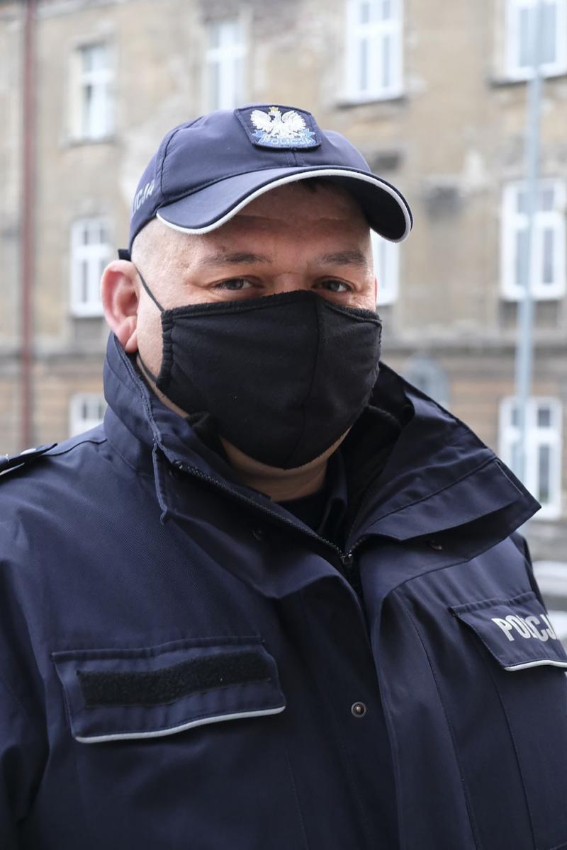 Dzielnicowy w masce. Jak wygląda jego praca w czasie pandemii?