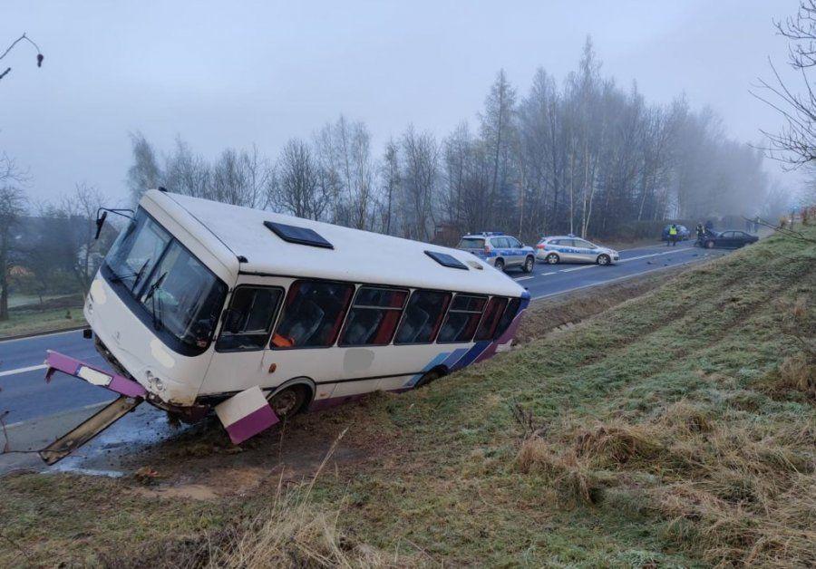 Wypadek w Bystrowicach. Autobus wpadł w poślizg i czołowo uderzył w 2 auta [ZDJĘCIA]