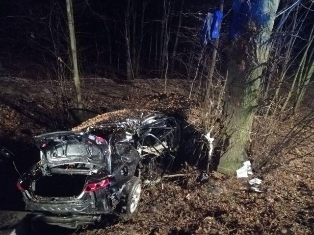 Nietrzeźwy 19-latek wjechał w drzewo. Auto całkowicie zniszczone