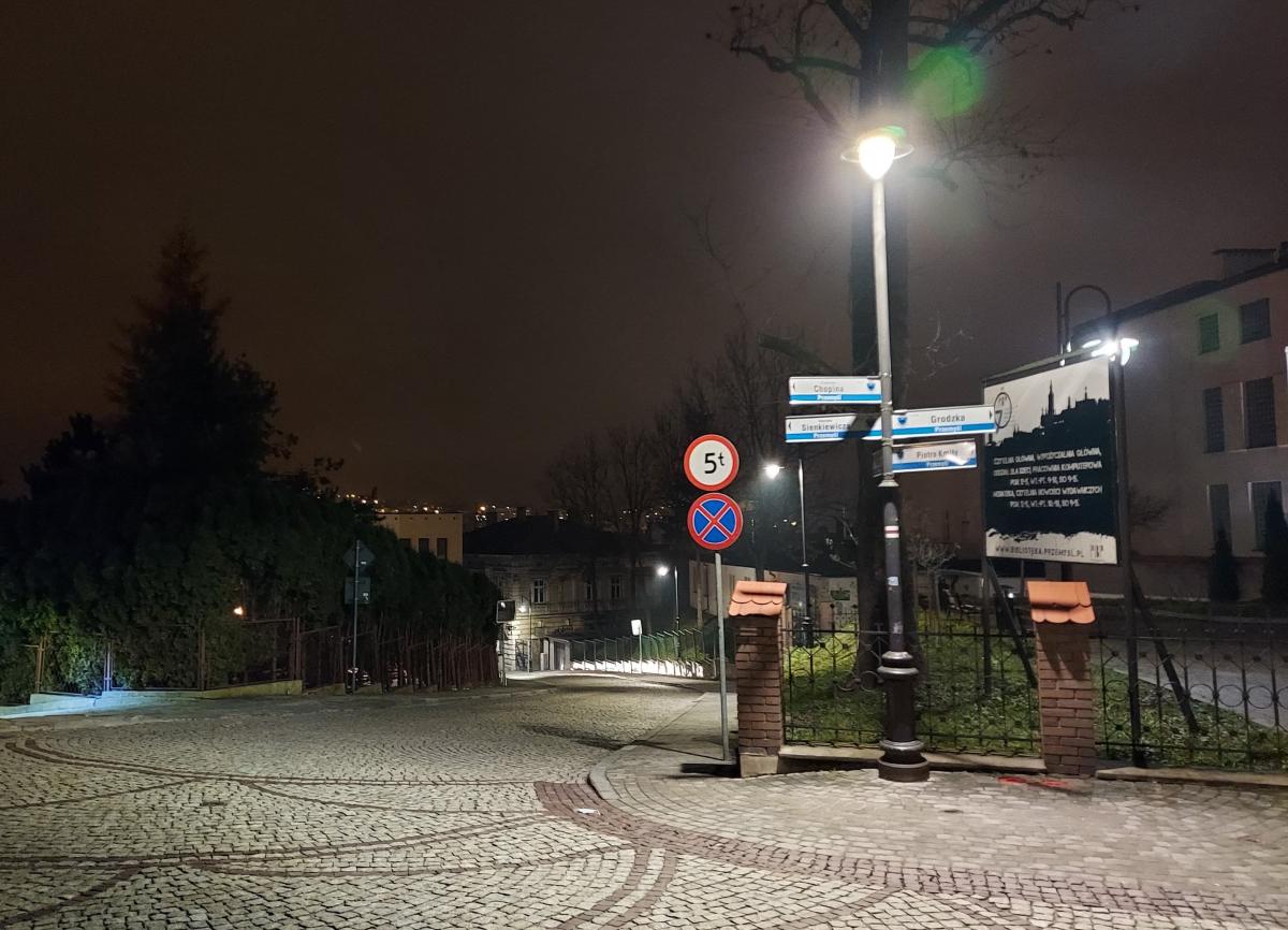 Jaśniej i oszczędniej w Przemyślu. Wysłużone lampy zastąpiły nowe