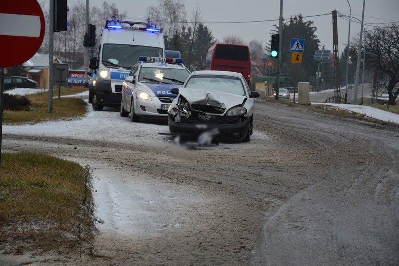 Zderzenie lanosa i opla. Jedna osoba trafiła do szpitala [ZDJĘCIA] 