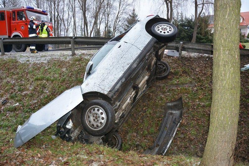 Trzy osoby trafiły do szpitala po tym, jak kierujący wjechał do rowu [ZDJĘCIA]