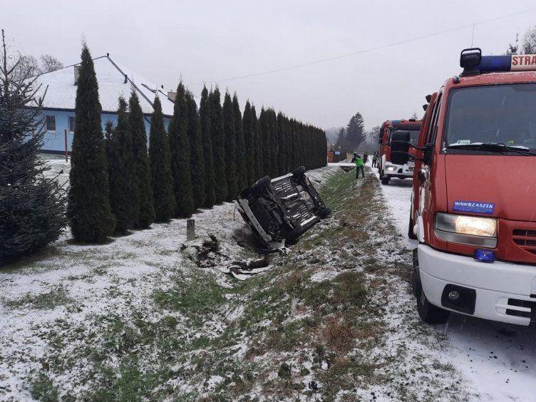 Zjechał z drogi do rowu i dachował. 3 osoby w szpitalu