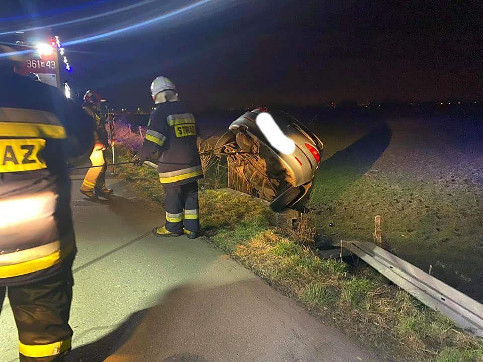 W Medyce kierujący alfa romeo zjechał z drogi i zawisł na przepuście [ZDJĘCIA]