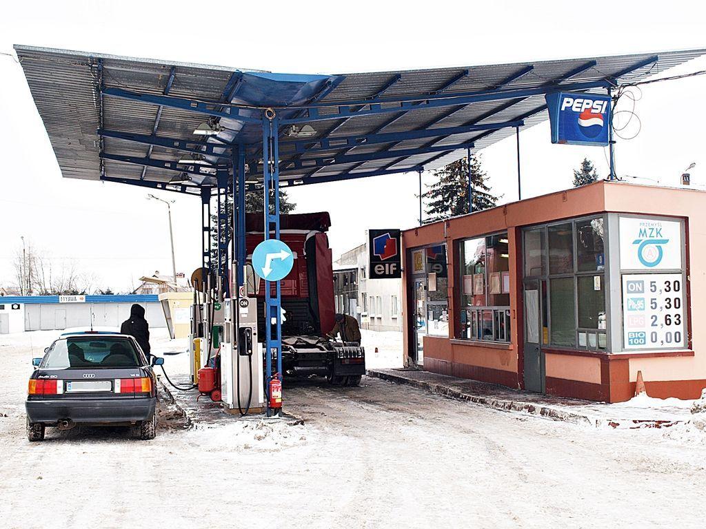 Baza MZK parkingiem dla porzuconych samochodowych wraków. Spółka zarobi