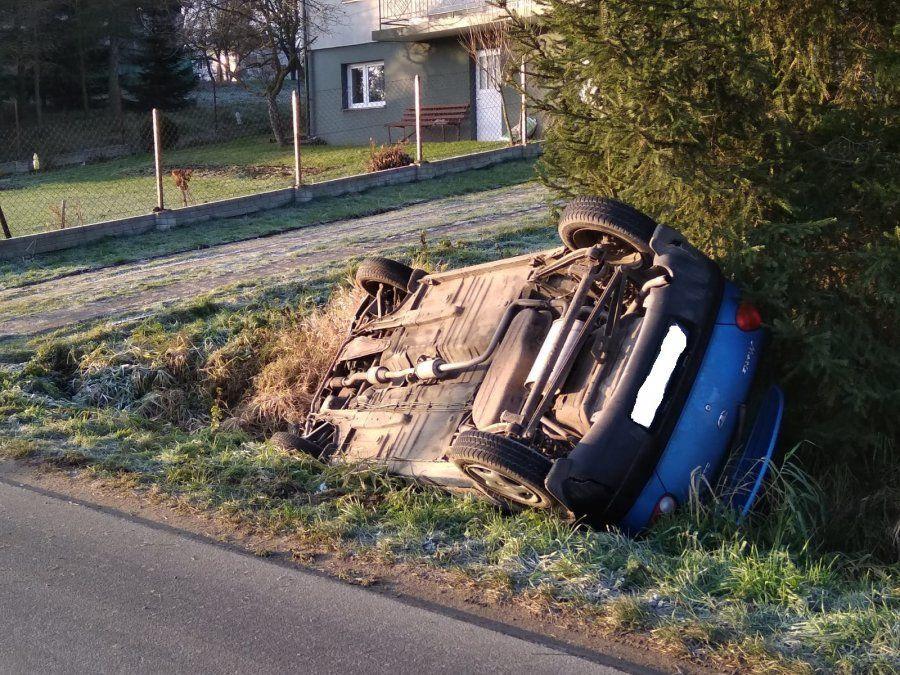 Kierująca daewoo na zakręcie straciła panowanie nad pojazdem i dachowała [ZDJĘCIA]