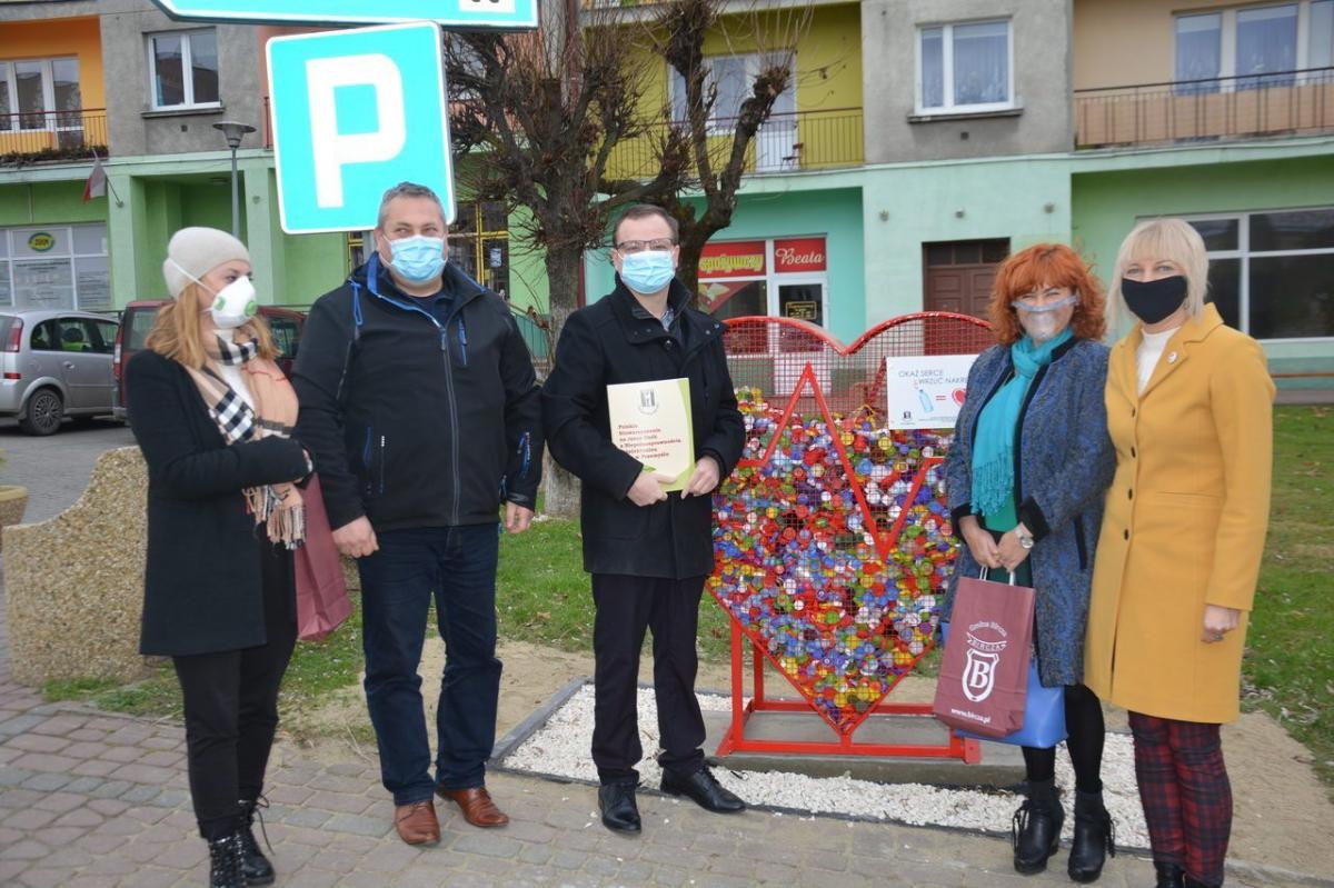 „Nakrętka od serca” dotarła do Birczy. Mieszkańcy od razu przyklasnęli pomysłowi