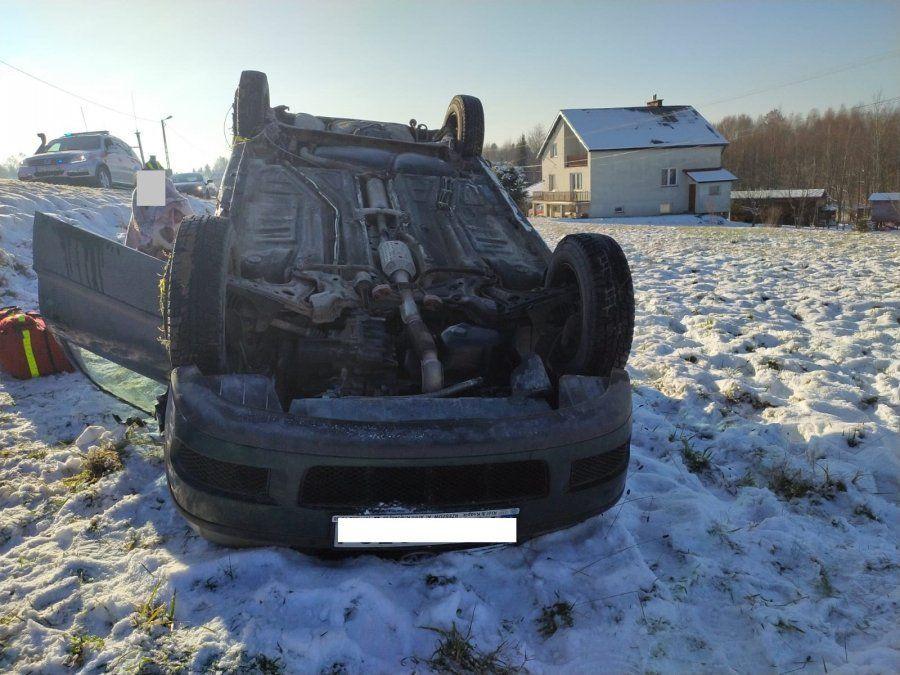Ciężarowy mercedes zderzył się z volkswagenem. Osobówka dachowała [ZDJĘCIA]