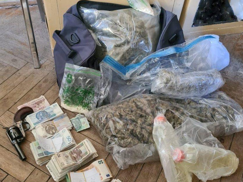 Policjanci udaremnili wprowadzenie do obrotu znacznej ilości narkotyków [ZDJĘCIA]