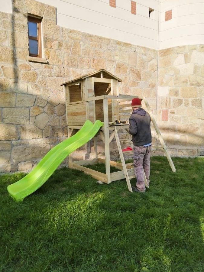 Na placu przy zabytkowej strażnicy kolejowej powstała strefa zabaw