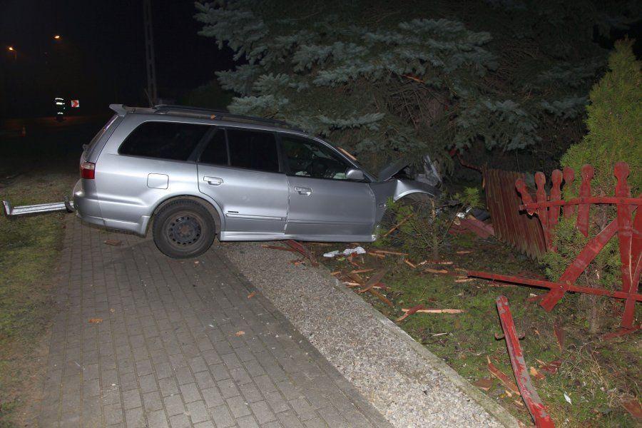 Stracił panowanie nad autem. Uderzył w ogrodzenie, a potem w drzewo