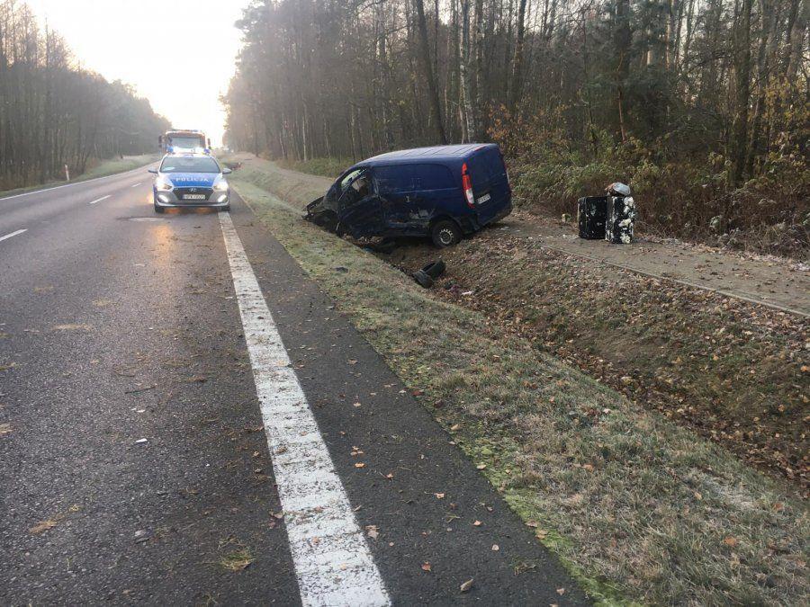 Bus zjechał na przeciwległy pas i zderzył się z ciężarówką [ZDJĘCIA]